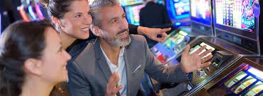 Antarmuka permainan Infinite Blackjack di perangkat mobile menunjukkan pilihan hit, stand, double down, dan split